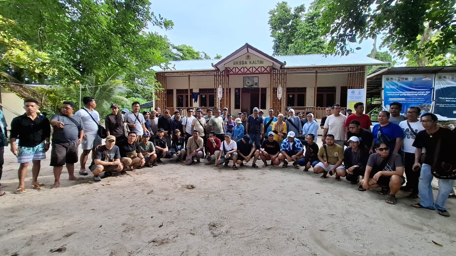 PT Pama Group Ajak Jurnalis Kalteng Diskusi dan Lepas Tukik