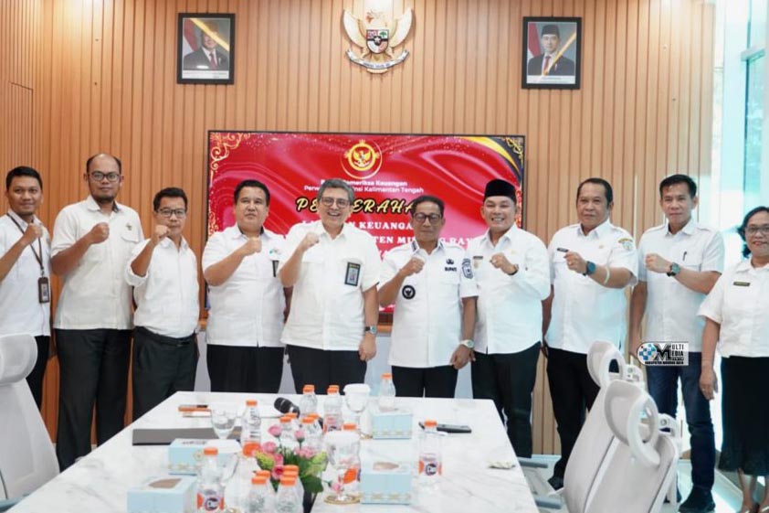 Bupati Heriyus Bersama Wakil Bupati Rahmanto Muhidin Serahkan LKPD Ke BPK Perwakilan Kalteng
