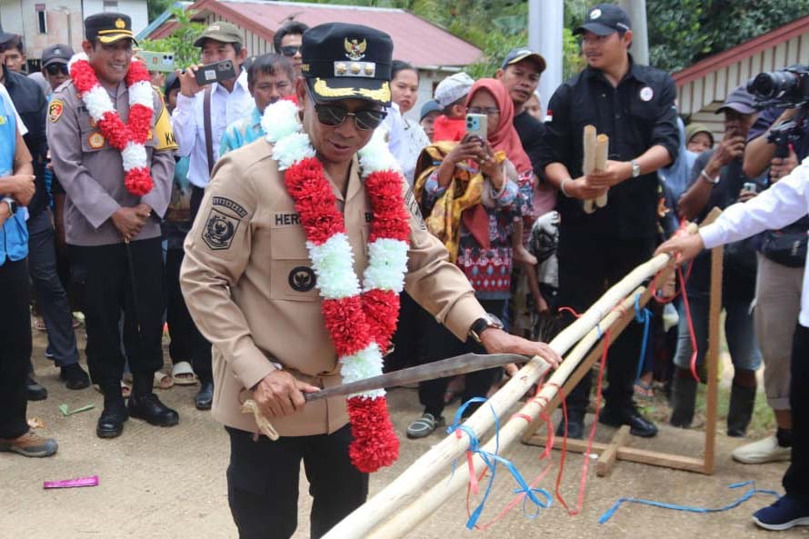 Bupati Resmikan Penyalaan Listrik di 22 Desa se Kabupaten Mura