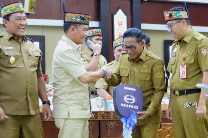 Bupati Mura Terima Hibah Truk Pengangkut Sampah dari Pemprov Kalteng