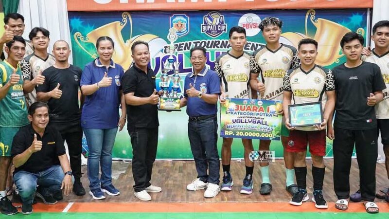 Heriyus Beserta Ribuan Masyarakat Antusias Saksikan Final Turnamen Volly Ball Bupati Cup
