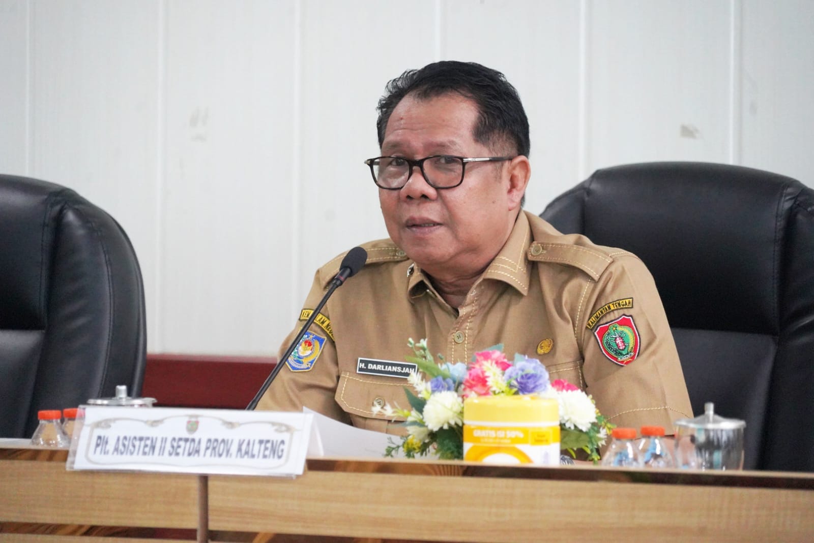 Plt. Asisten II Setda Kalteng Pimpin Rapat Bahas Skema Kredit UMKM Haguet 2026