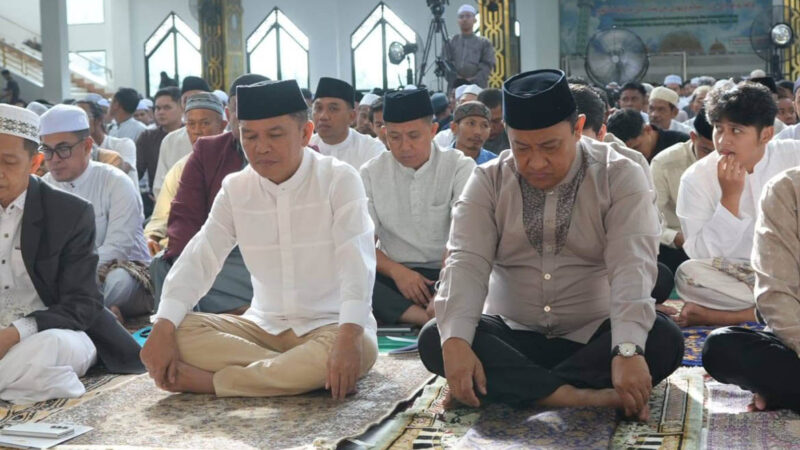 Gubernur Bersama Wagub Kalteng Sholat Idulfitri di Masjid Raya Darusallam