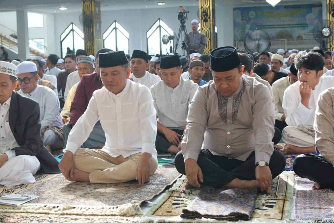 Gubernur Bersama Wagub Kalteng Sholat Idulfitri di Masjid Raya Darusallam