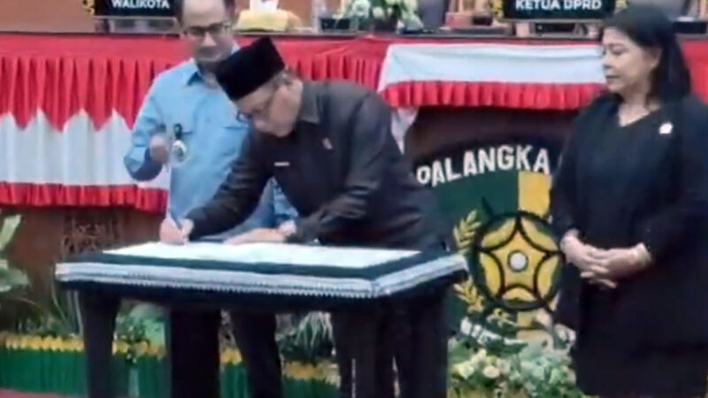 Ketua DPRD Kota Palangka Raya Sampaikan Tiga Raperda Resmi Menjadi Perda