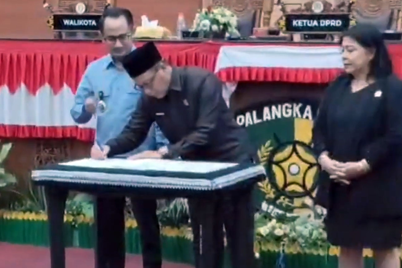 Ketua DPRD Kota Palangka Raya Sampaikan Tiga Raperda Resmi Menjadi Perda